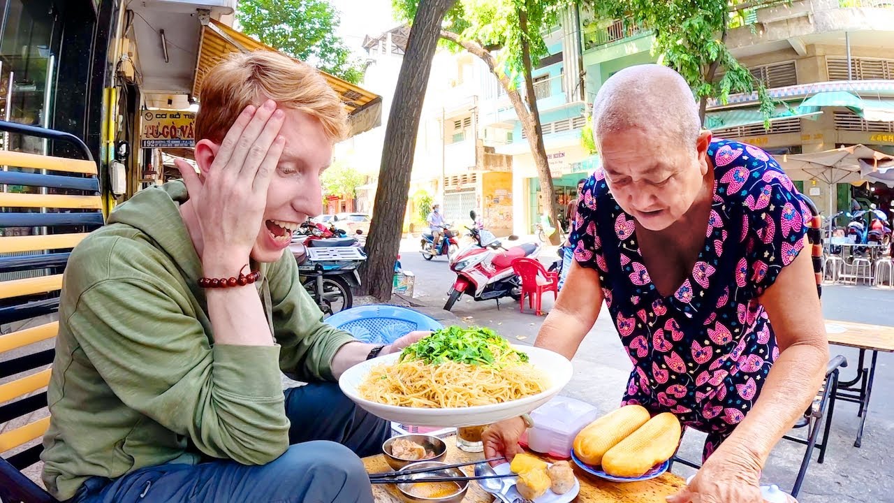 Visiting my Vietnamese Grandma (she wouldn't stop feeding me) 🇻🇳