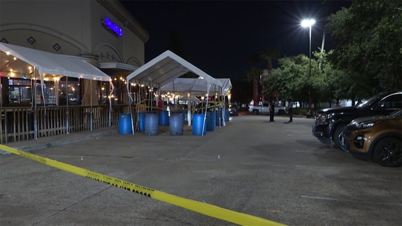 Woman kicked out of club goes back and shoots into it, injuring 1