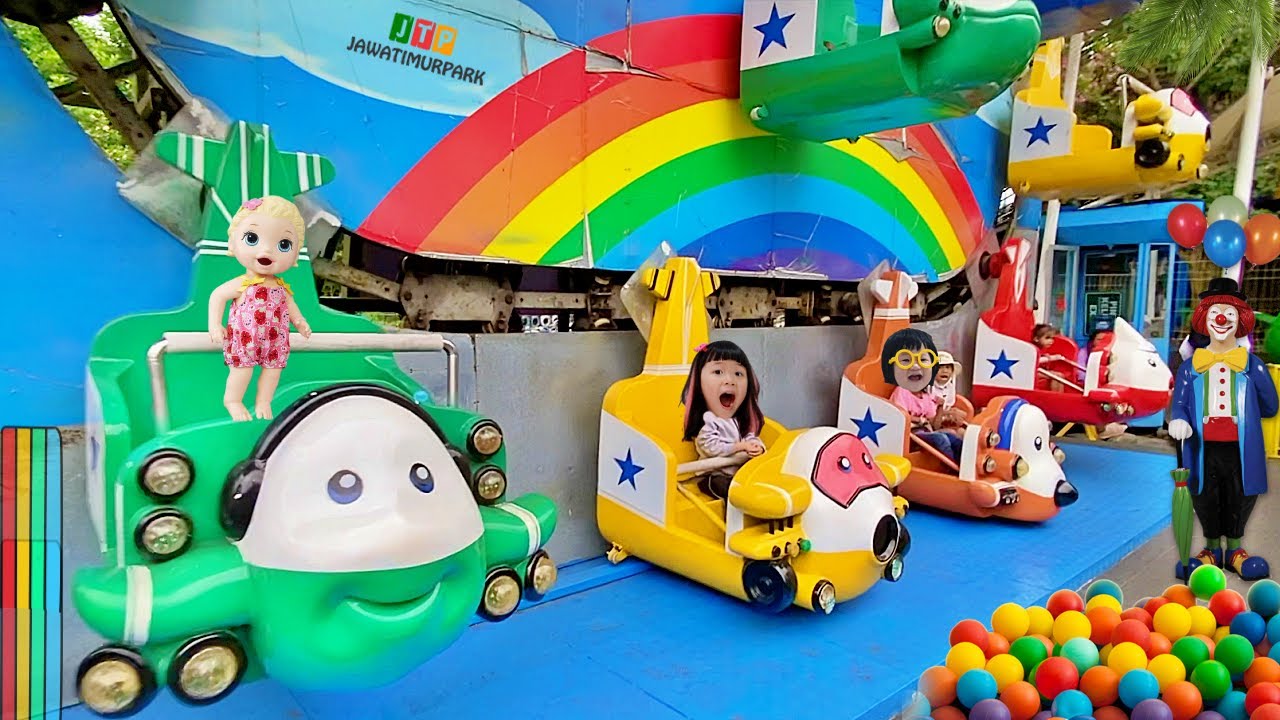 Main Mobil Mobilan dan Helikopter di Taman Bermain Anak Warna Warni Balon Badut