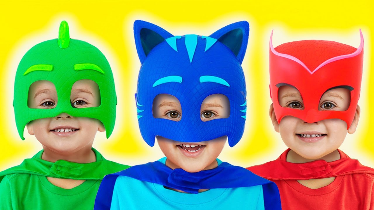 Chris dresses up costumes and help Mom - Kids toys stories