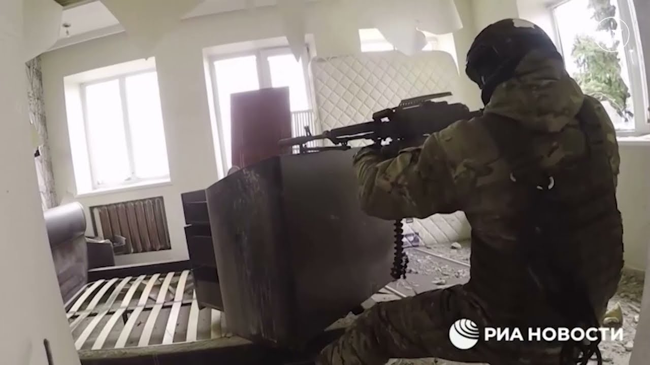 Los medios rusos transmiten un video de la ciudad en ruinas con cuerpos de soldados muertos