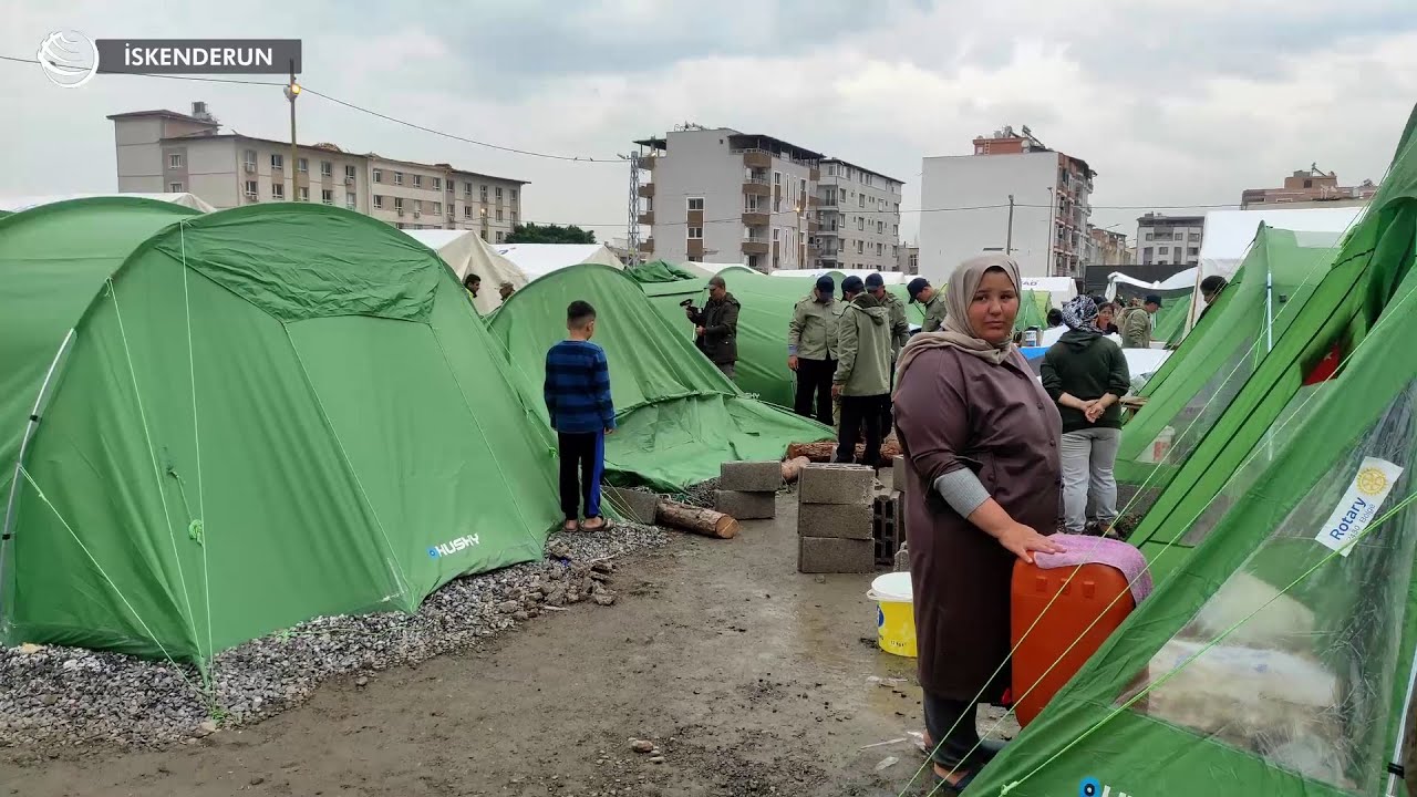 İskenderun'da AFAD, gönüllülerin kurduğu çadırları kaldırıp yerine yine çadır kurmak istedi